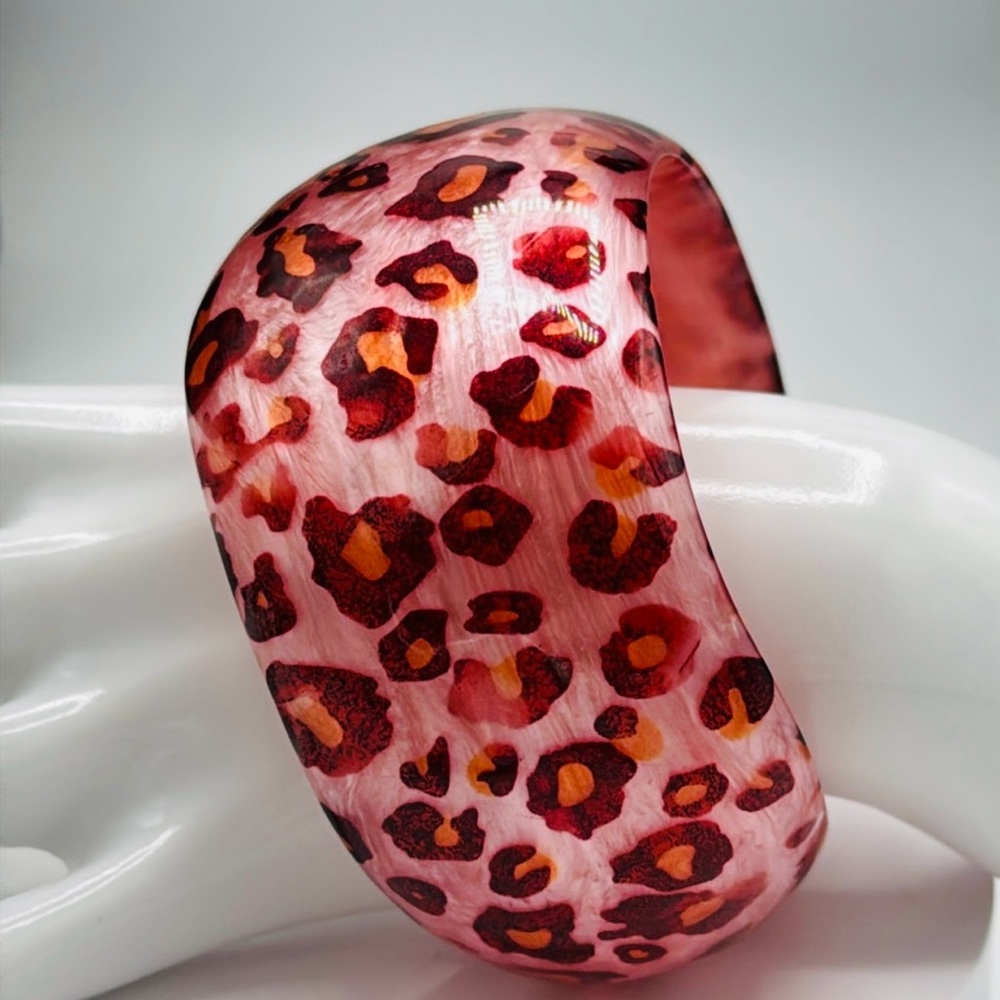 90’s pink cheetah print bangle. Size 8-8.5.​